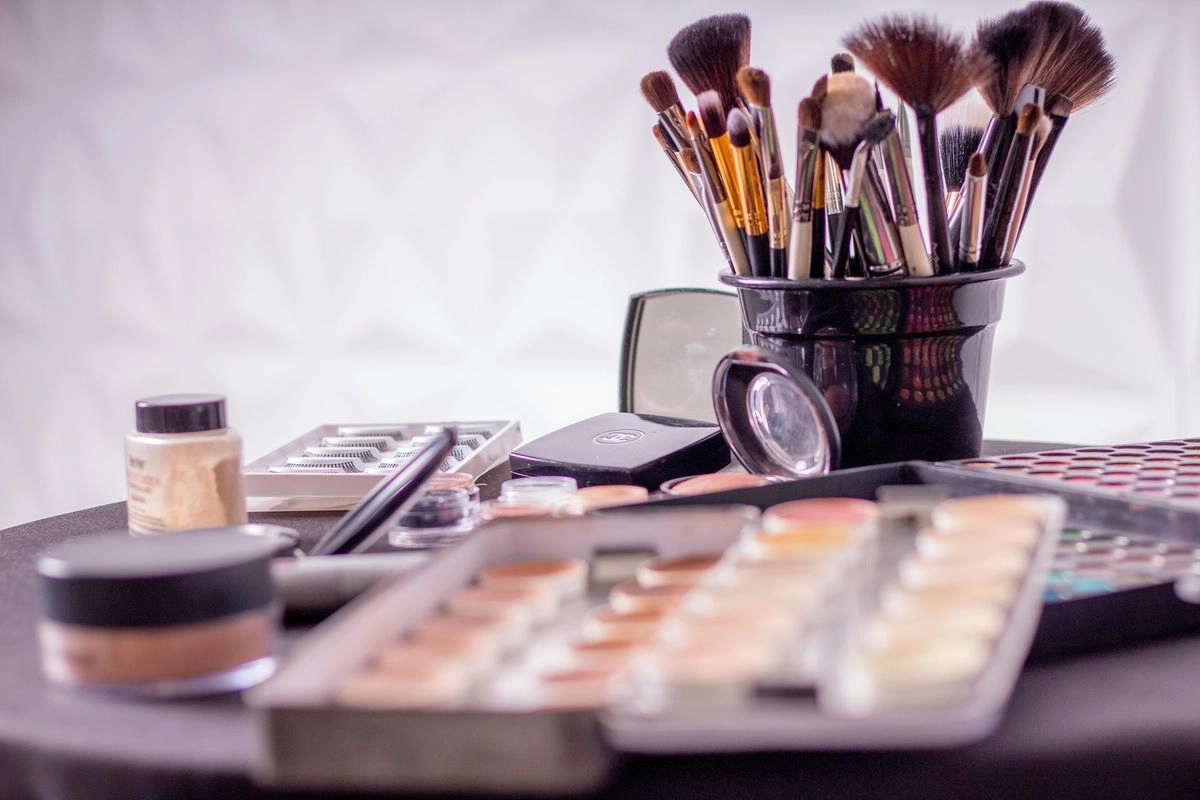 3 Produk Makeup yang Wajib Dimiliki Pemula Menurut Pakar