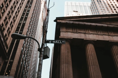 Kredit Macet Jadi Sorotan, Penurunan Saham Perbankan buat Wall Street Melandai