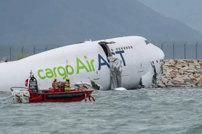 Pesawat Kargo Emirates Alami Kecelakaan di Bandara Hong Kong, Dua Petugas Tewas