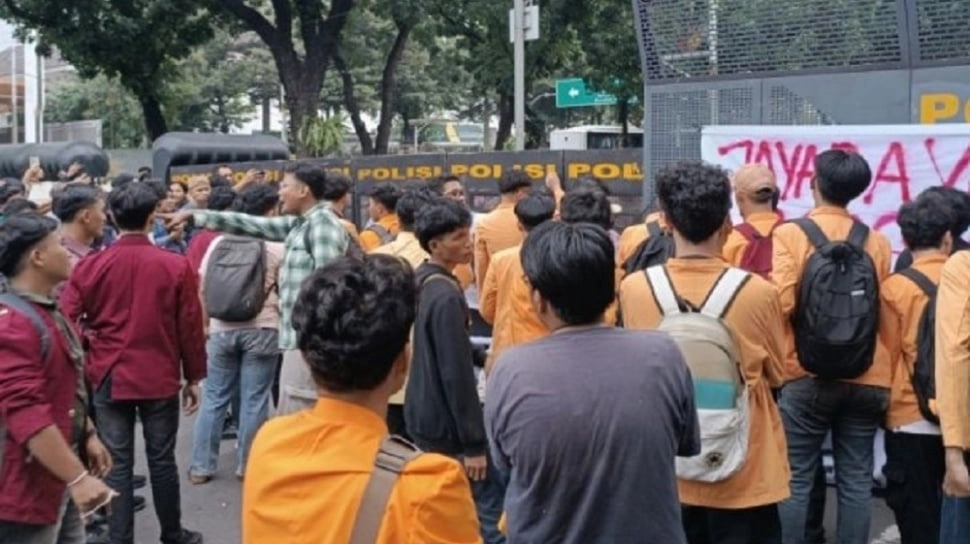 Tegang! Aksi Mahasiswa Peringati Satu Tahun Prabowo-Gibran Dihalangi Polisi di Monas