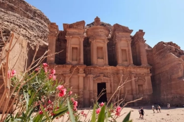 Petra: Kota di Yordania yang Tak Dibangun, tapi Diukir Langsung dari Batu Pasir