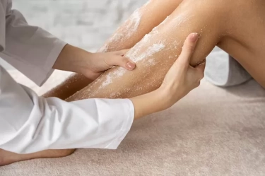 Stop Asal Luluran! Begini 5 Cara Pakai Body Scrub yang Bisa Bikin Hasilnya Lebih Maksimal ​
