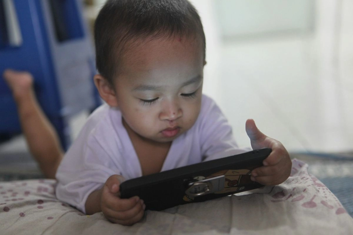 Ingin Bolehkan Anak Main HP? Ketahui 2 Hal Ini Dulu Menurut Ahli