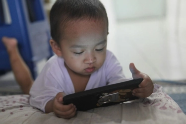 Ingin Bolehkan Anak Main HP? Ketahui 2 Hal Ini Dulu Menurut Ahli
