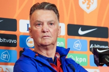Rumor Pelatih Baru Timnas Indonesia: Dari Jumpa Pers Van Gaal hingga Foto Pelukan Frank de Boer