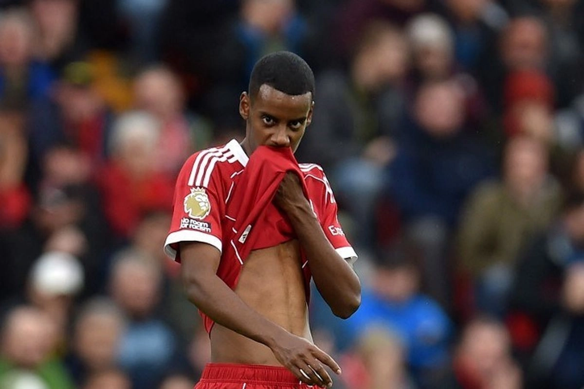 Arne Slot Konfirmasi Cedera Isak Lawan Frankfurt: Sangat Disayangkan