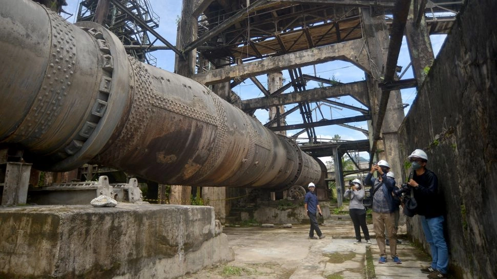 Harga Semen Naik Terus di Tengah Volume Lesu, Prospek Laba Raksasa Saham Tertekan?
