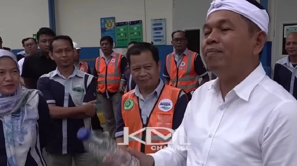 Momen Dedi Mulyadi Ngamuk di Pabrik Aqua: Warga Beli Air, Pabrik Buang Air! Ancam Cabut Izin