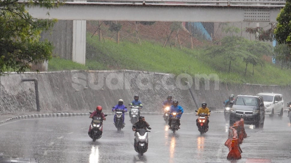 Prediksi Cuaca Hari Ini 23 Oktober 2025: Waspada Transisi Musim dan Hujan Lebat