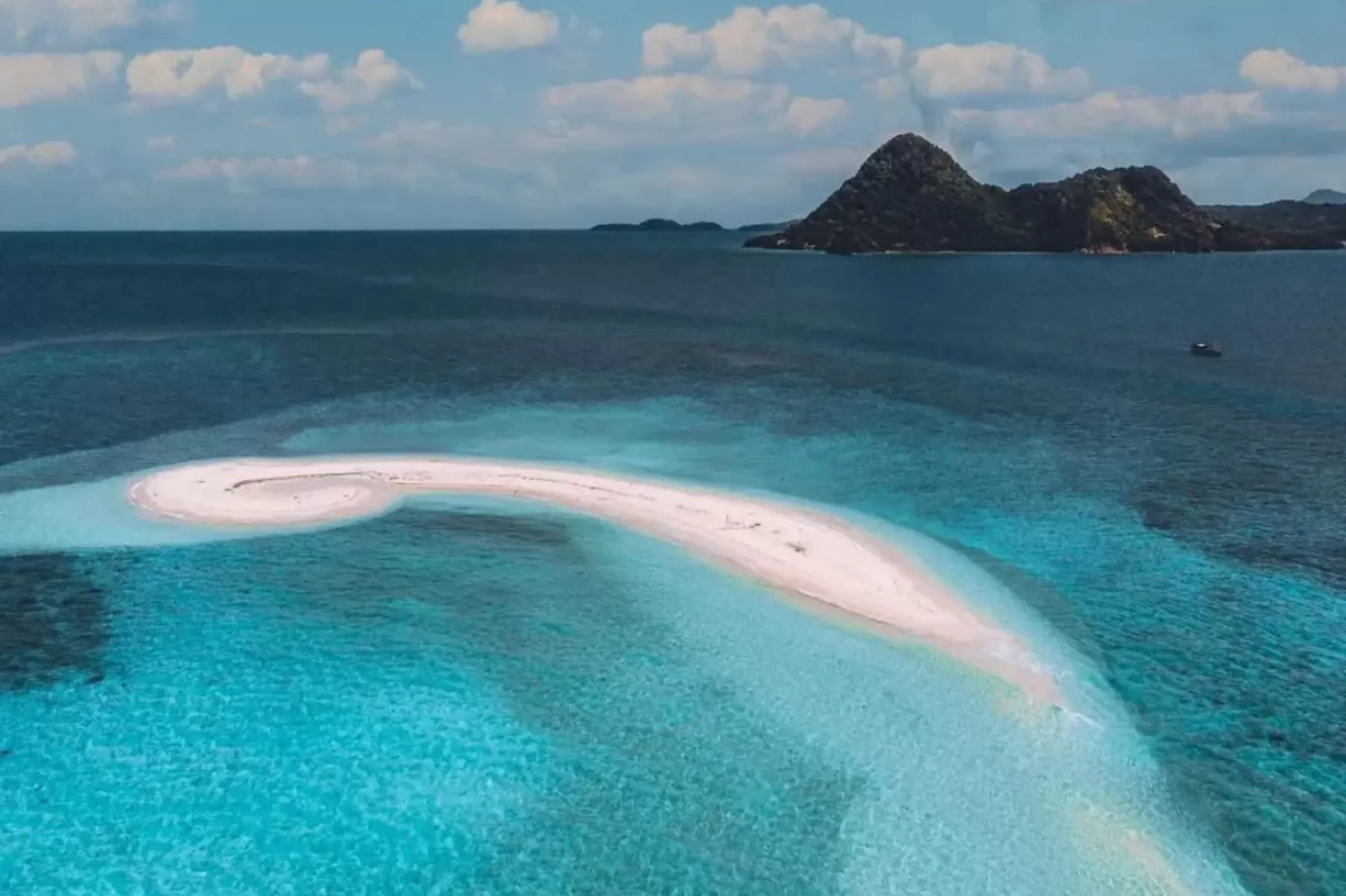 10 Rekomendasi Tempat Wisata di Gresik untuk Liburan Keluarga, dari Pantai Cantik sampai Air Terjun Indah