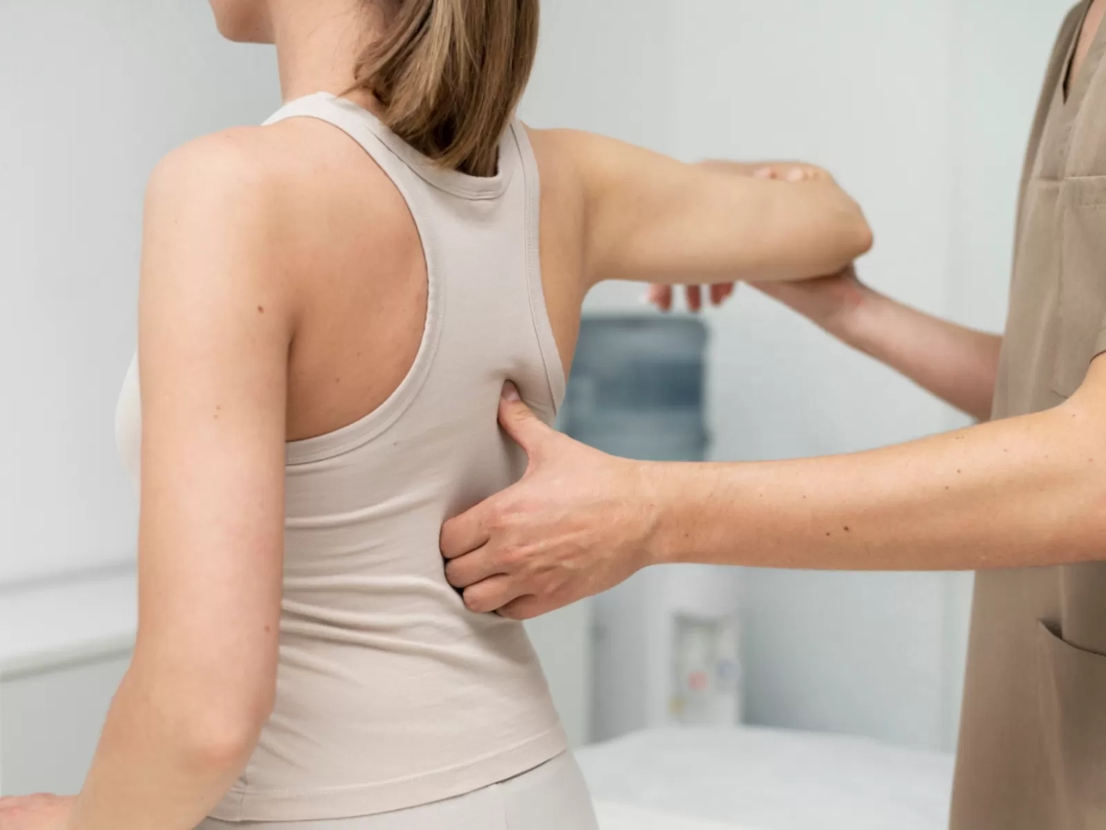 Awas Skoliosis! 3 Kebiasaan Sepele Ini Diam-Diam Merusak Tulang Belakang Anda