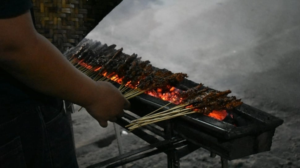 Lulusan S2 ITB Ini Putuskan Pulang Kampung dan Buka Warung Sate, Banjir Pujian dari Netizen