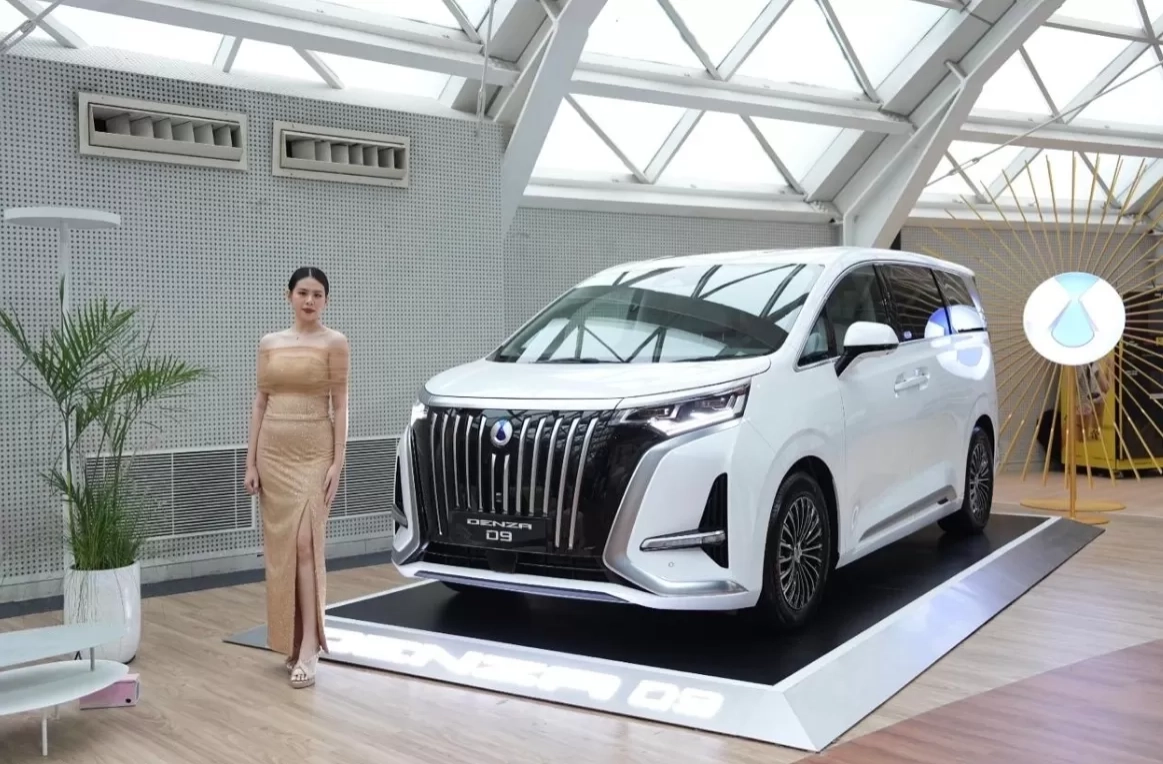 Merek Mobil Tiongkok Kian Agresif di Indonesia, Denza Tampil Beda Lewat Catwalk Jakarta Fashion Week 2026