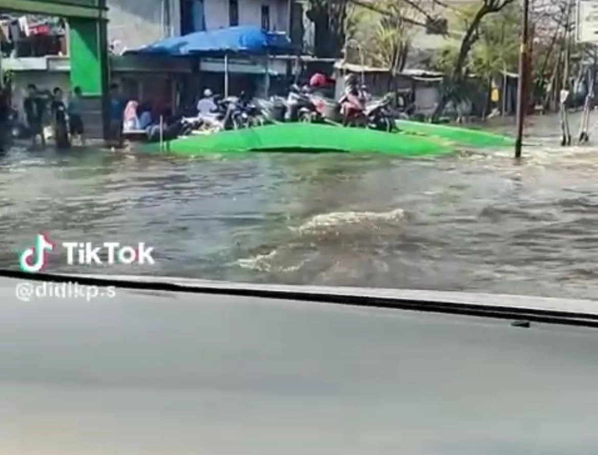 Viral! Mobil Terobos Banjir di Pantura Demak, Google Maps Panik sampai Sebut Sudah Mengarah ke Laut
