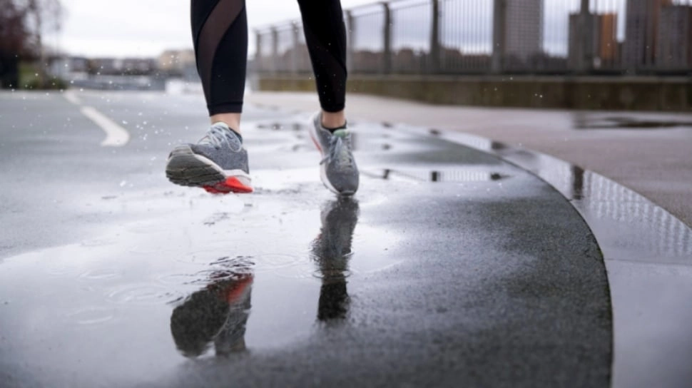 7 Rekomendasi Sepatu Running Anti Hujan Murah dan Terbaik untuk Lari