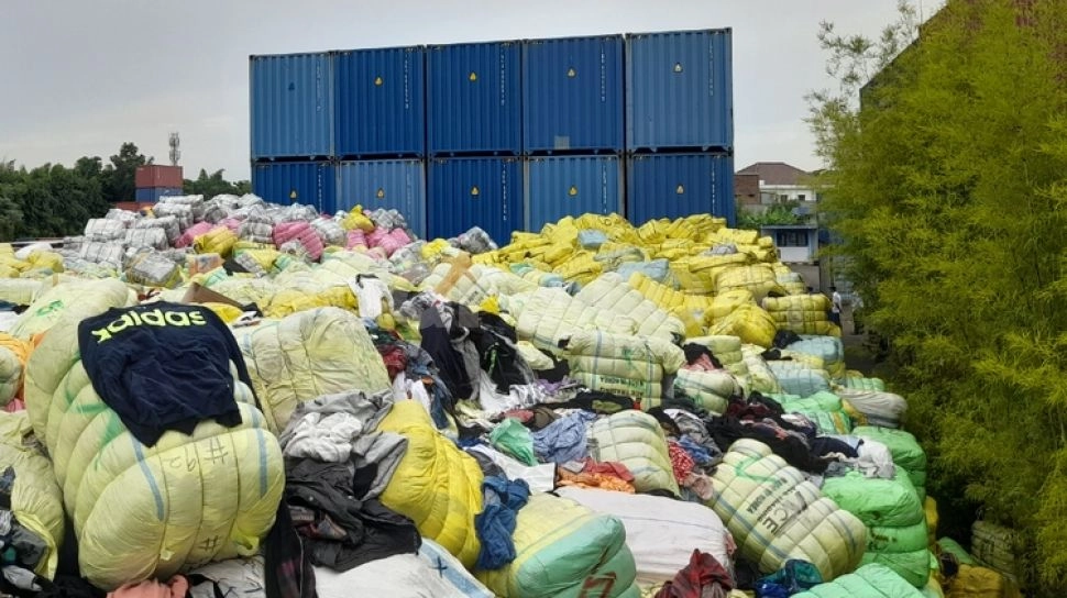 Benarkah Pakaian Impor Bekas dari Orang Mati? Begini Fakta dan Asal-Usul Baplres Baju Thrifting