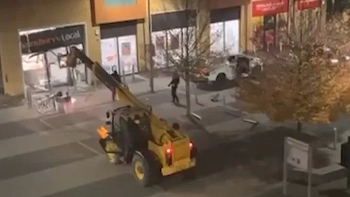 Terniat, Maling di Inggris Pakai Alat Berat untuk Bobol ATM, Netizen: Lebih Mirip Proyek Infrastruktur