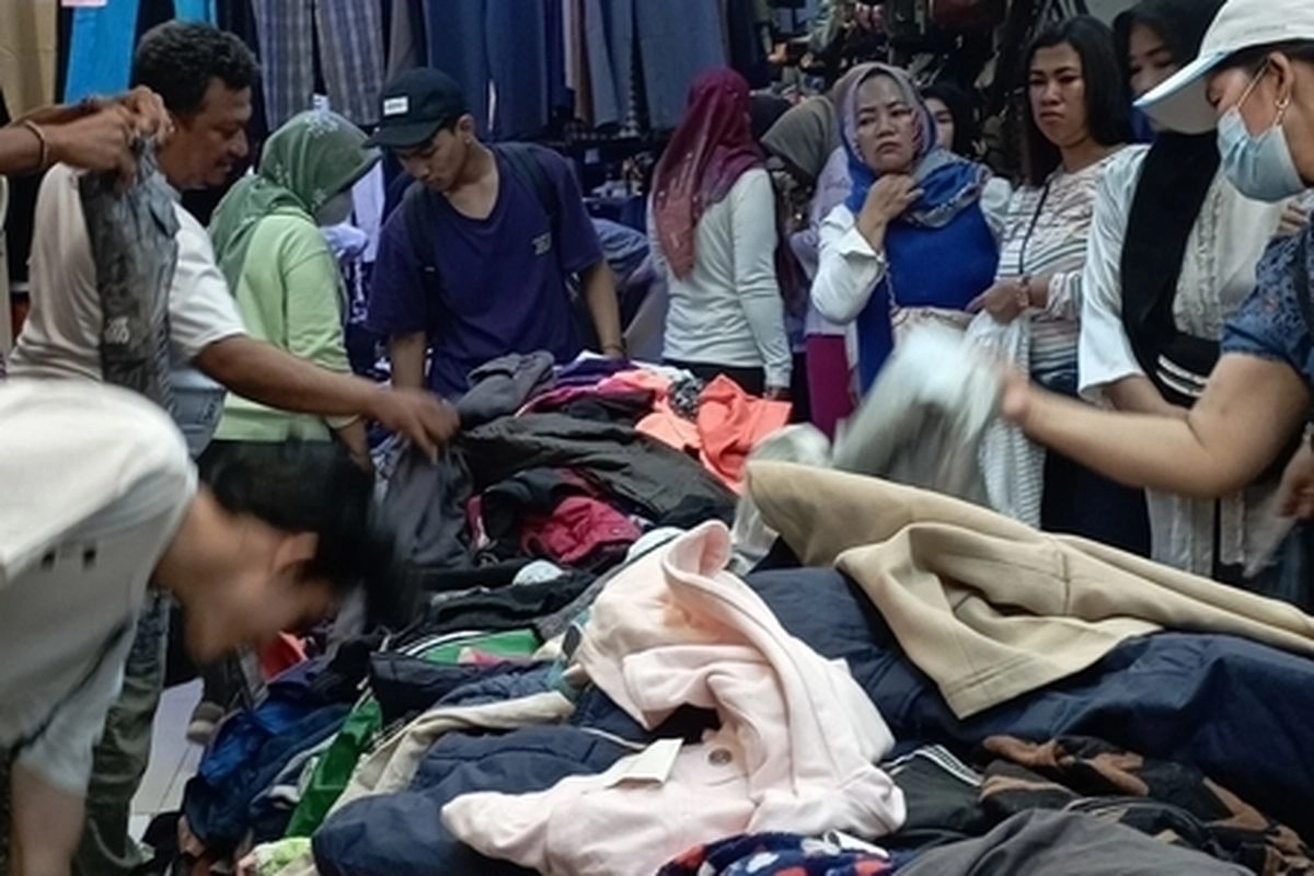 Cara Mencuci Baju Thrifting agar Aman di Kulit Menurut Pakar