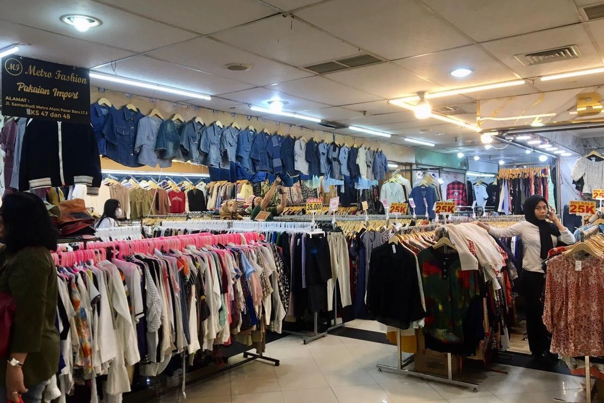 Larangan Impor Pakaian Bekas Bikin Pedagang Thrifting Pasar Baru Cemas: ''Nanti Mau Jualan Apa?''