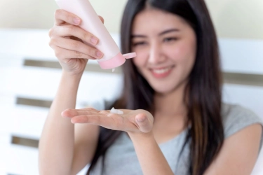 Mengapa Harus Pakai Sunscreen Saat Cuaca Mendung dan Hujan? Ini Kata Dokter