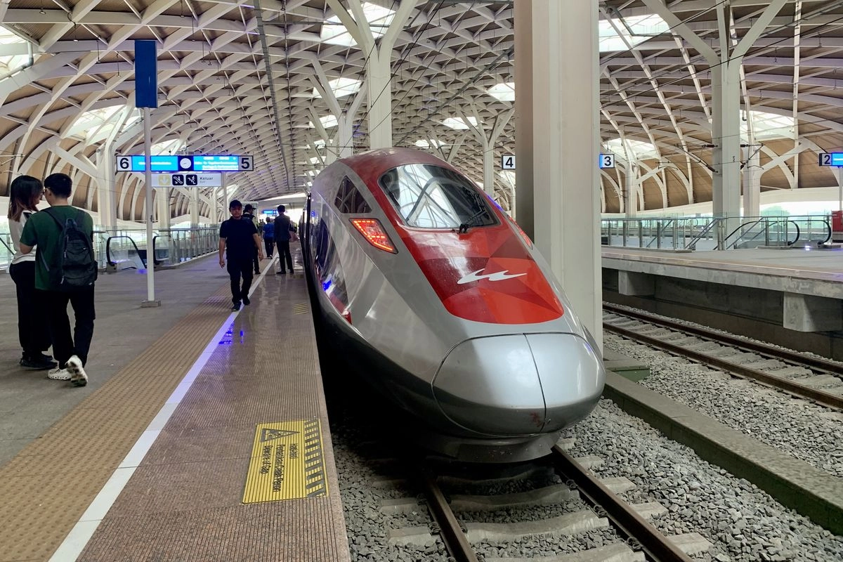 Prabowo Perintahkan Purbaya, Airlangga, dan Danantara Cari Solusi Utang Kereta Cepat