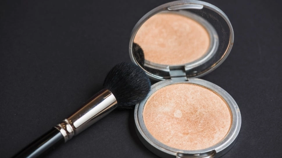 5 Bedak Two Way Cake untuk Usia 40 Tahun ke Atas, Flek Hitam Tersamarkan