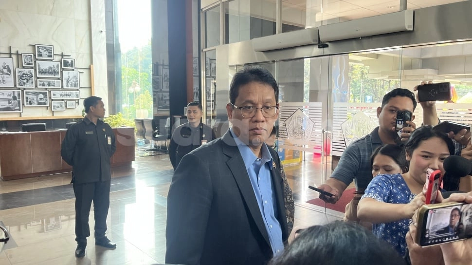 Di Sela Kesibukan, Menkeu Purbaya Yudhi Sadewa Terekam Baca Alquran di Dalam Mobil