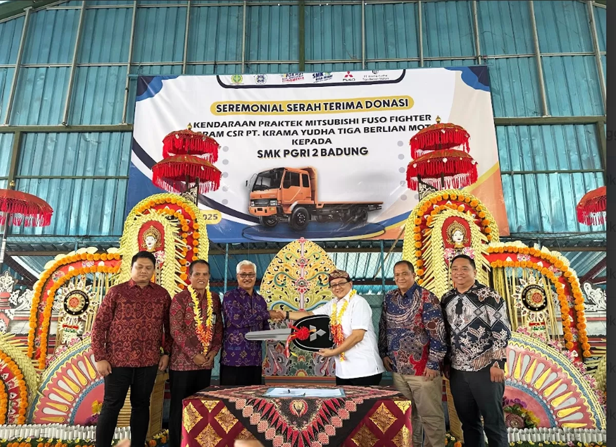 Perluas Sekolah Penerima Manfaat, KTB Donasikan Unit Mitsubhisi Fuso Fighther ke SMK PGRI 2 Badung