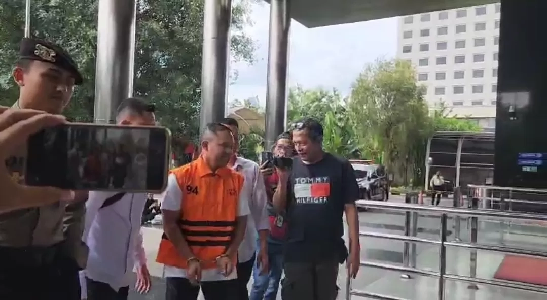 Gubernur Riau Abdul Wahid Kenakan Rompi Oranye KPK, Resmi Tersangka?