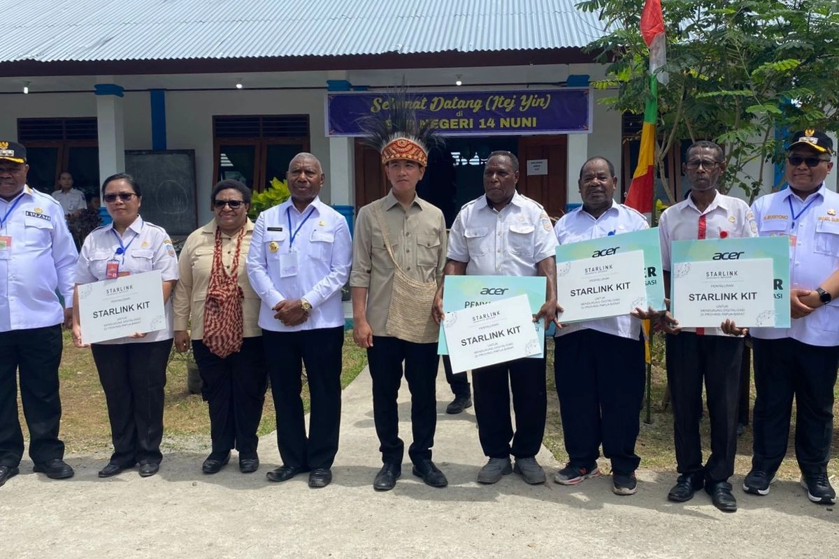 Gibran Bagikan Laptop, Komputer, hingga Starlink ke 4 Sekolah di Manokwari
