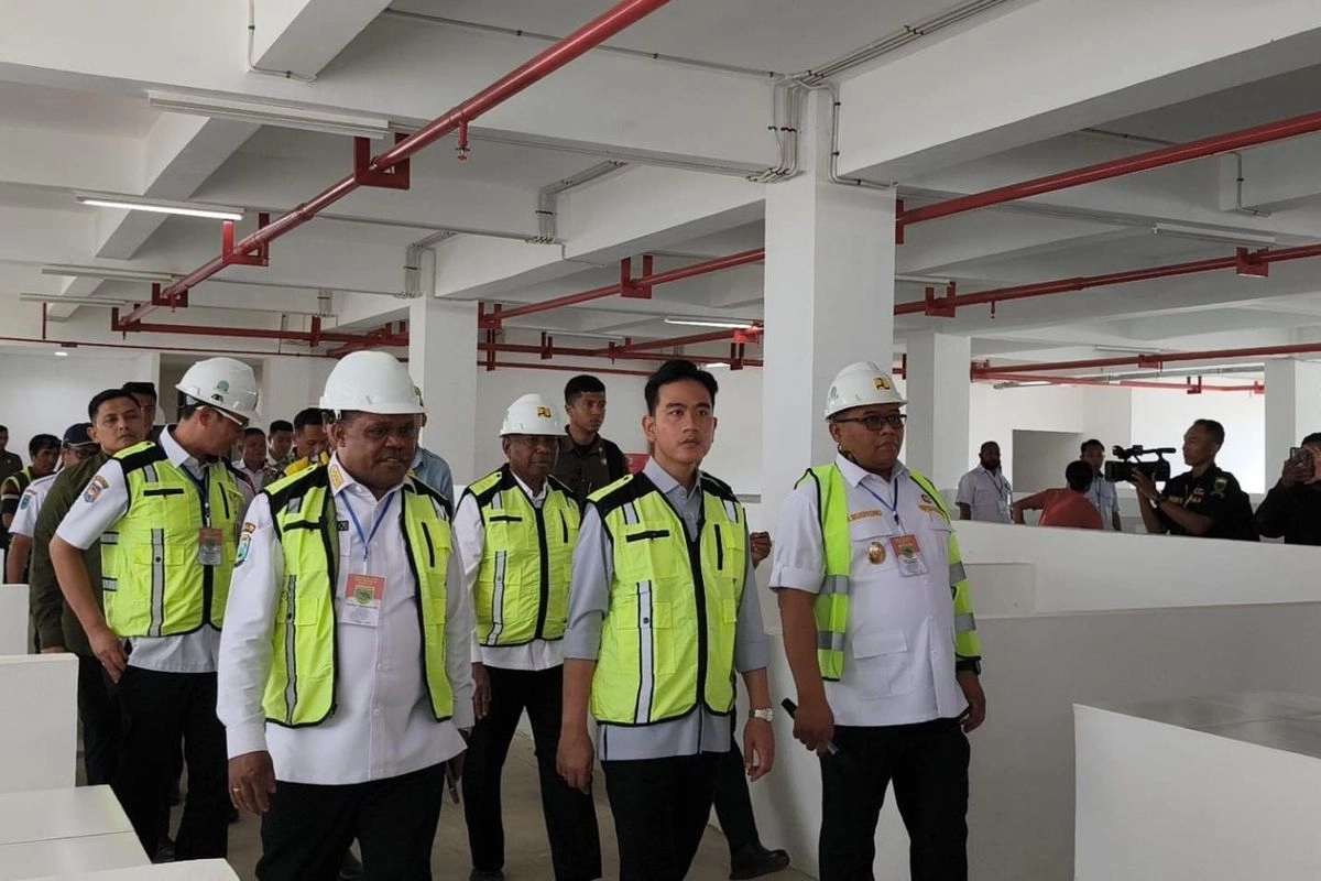 Gibran Cek Pembangunan Lapangan Borarsi dan Pasar Sanggeng di Manokwari