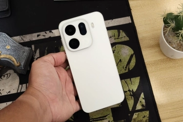 Menggenggam Oppo Find X9 Pro Versi Indonesia, Layar Lega, Modul Kamera Berbeda