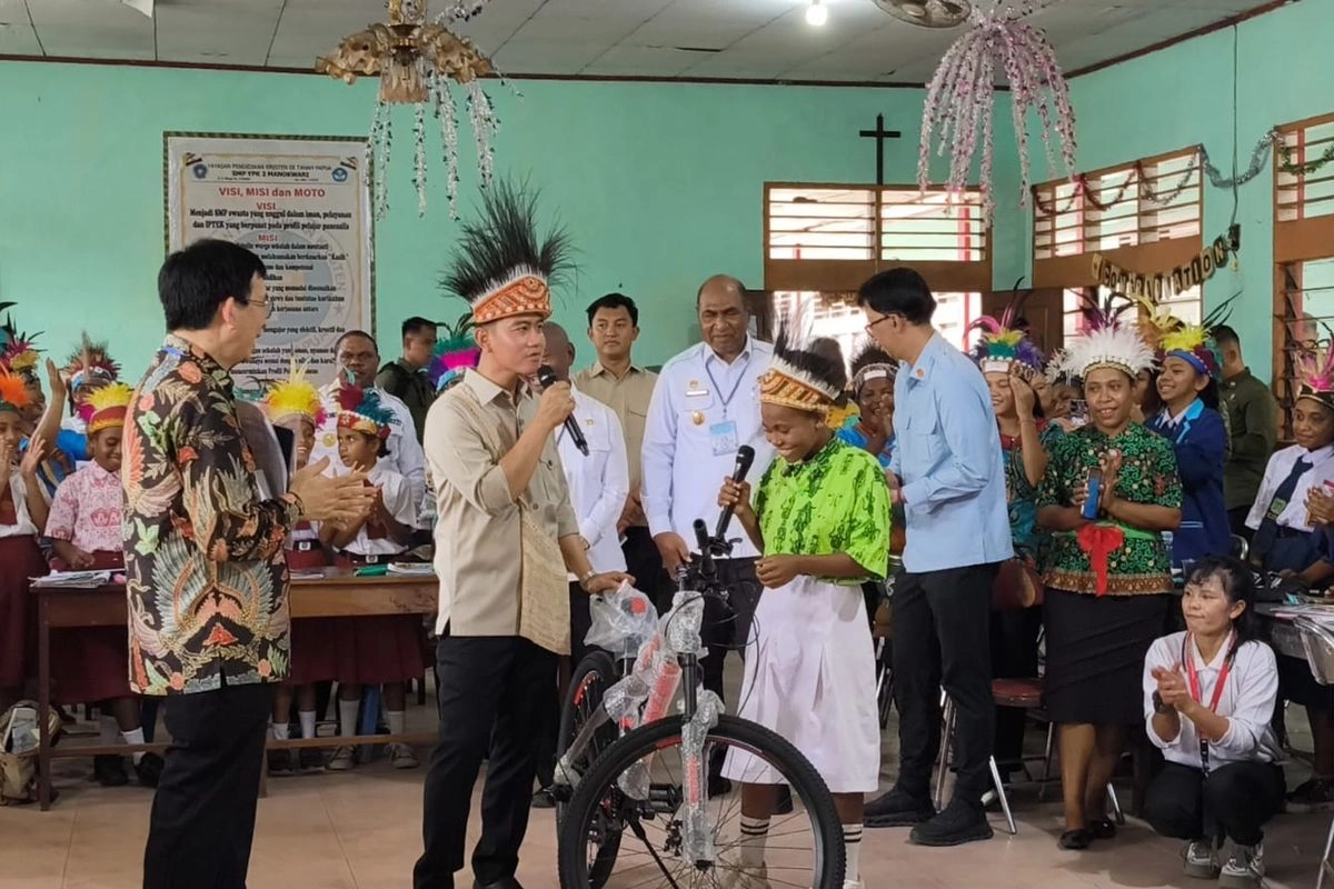 Momen Gibran Bagi-bagi 9 Sepeda ke Siswa-Siswi SMP di Manokwari