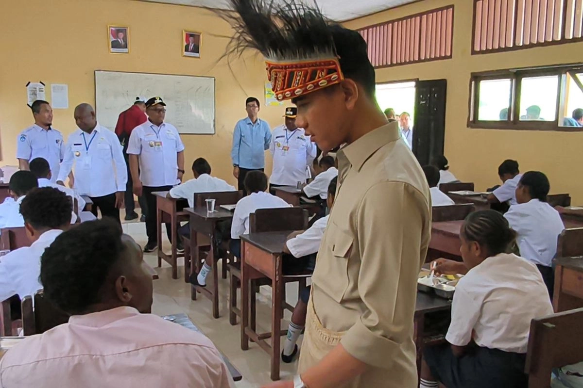 Momen Haru Gibran saat Tahu Ada Siswa SMP di Papua yang Seragamnya Bolong