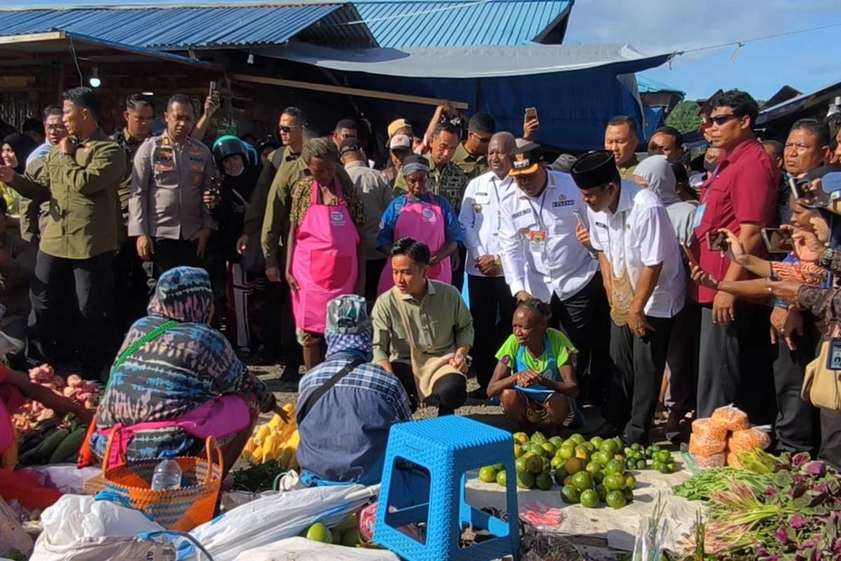 Pagi-pagi, Gibran Blusukan ke Pasar Wosi Manokwari