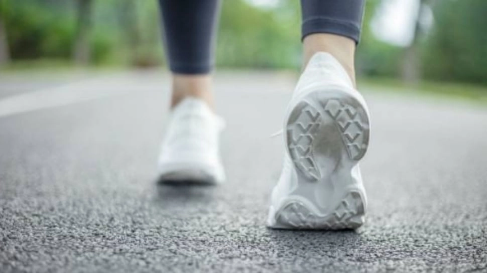 5 Sepatu Jalan Kaki Paling Nyaman Dipakai Seharian, Mulai Rp300 Ribuan