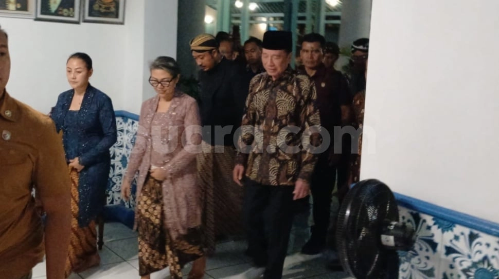 Momen Haru Jokowi Saksikan Pelepasan Jenazah Raja Solo PB XIII, Ribuan Warga Tumpah Ruah