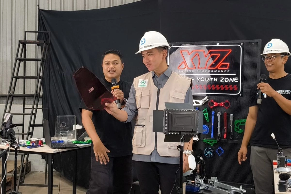 Momen Gibran Ikut ''Live'' TikTok Saat Tinjau Pabrik Manufaktur di Salatiga