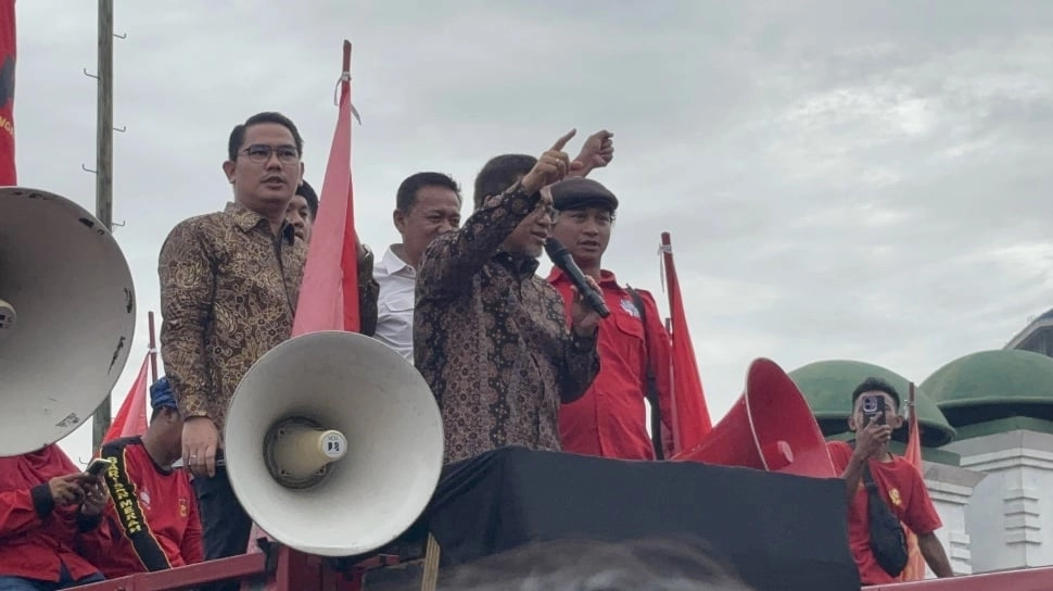 Di Hadapan Buruh, Aher Usul Kontrak Kerja Cukup Setahun dan Outsourcing Dibatasi