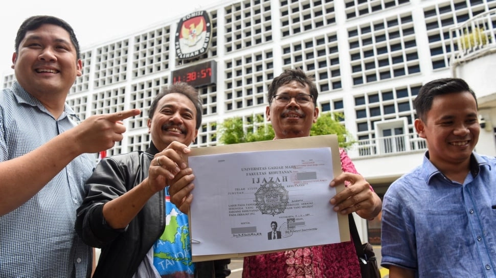 Resmi Tersangka Kasus Ijazah Jokowi, Roy Suryo dkk Dijerat Pasal Ini!