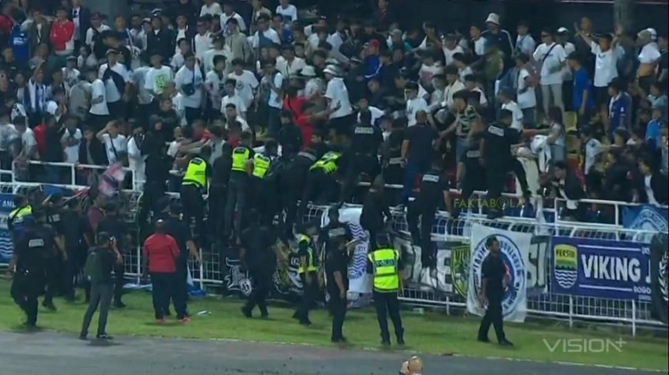 Ricuh Usai Laga Selangor vs Persib Bandung, Suporter Tuan Rumah Coba Serbu Area Pemain
