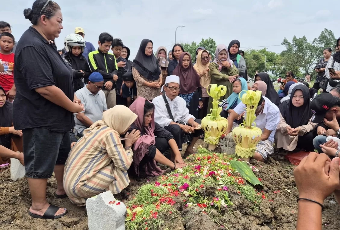 Doa dan Air Mata Haru Iringi Pemakaman Jenazah Rebo Syahputra di TPU Putat Gede Surabaya