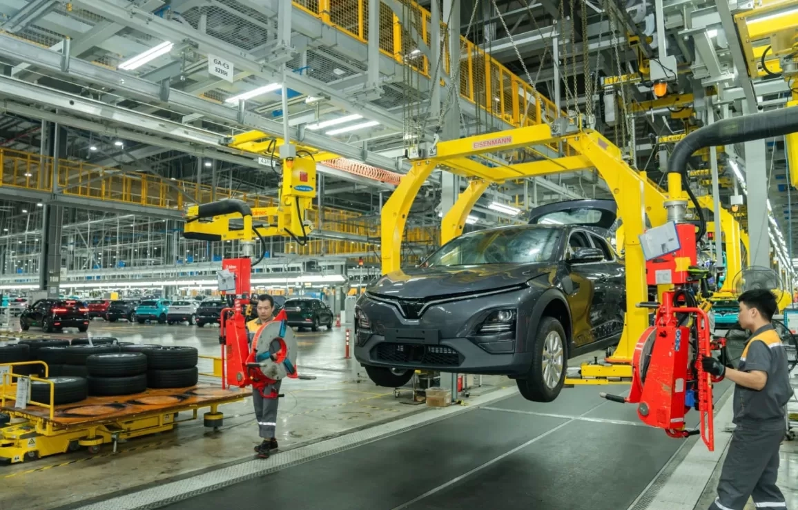 Langit Abu, Jalan Basah, dan Sepotong Cerita VinFast di Jakarta