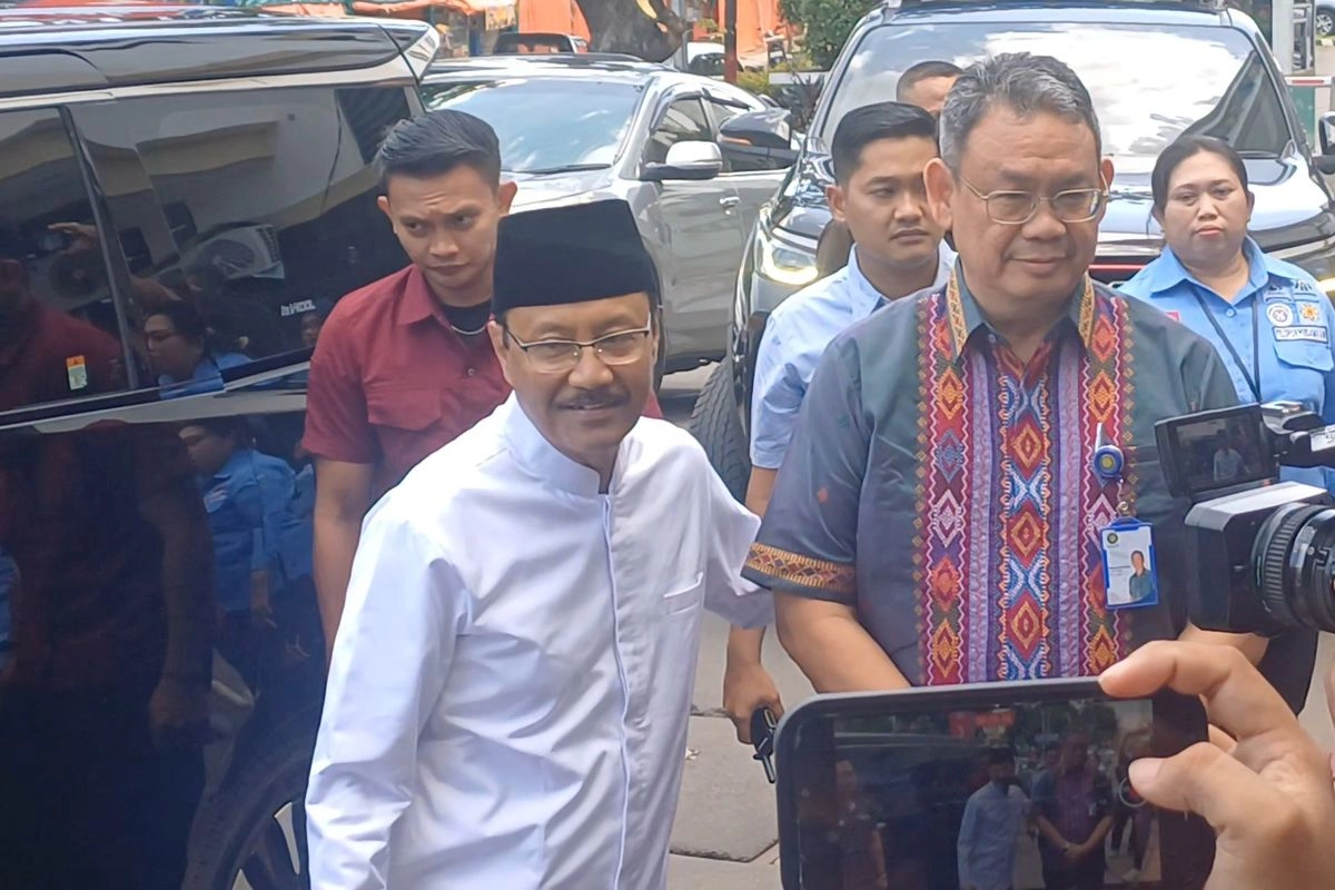 Mensos Gus Ipul Jenguk Korban Ledakan SMA 72 Jakarta di RSI Cempaka Putih