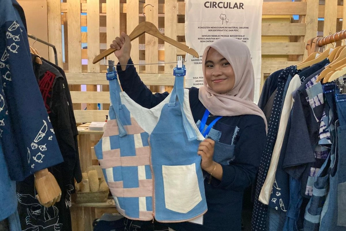 Ada Vest dari Limbah Tekstil dan Plastik Tepi Laut, Bisa Jadi Tote Bag