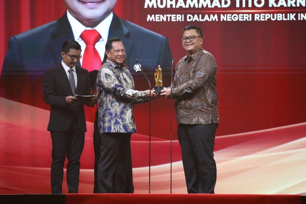 Sukses Jaga Sinergi Pusat-Daerah, Mendagri Raih Penghargaan Pemimpin Luar Biasa di Indonesia Kita Awards