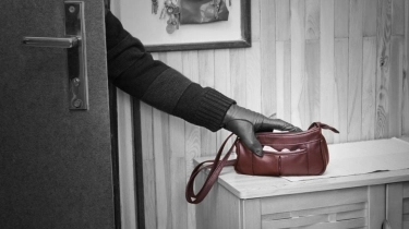 Mau Matikan CCTV, Wajah Maling Justru Terekam Jelas dan Viral!