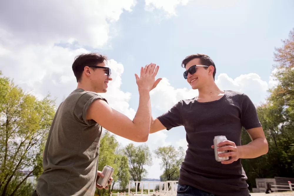 8 Pertanda Kamu dan Sahabatmu Punya Ikatan Sejati yang Tak Tergoyahkan oleh Waktu