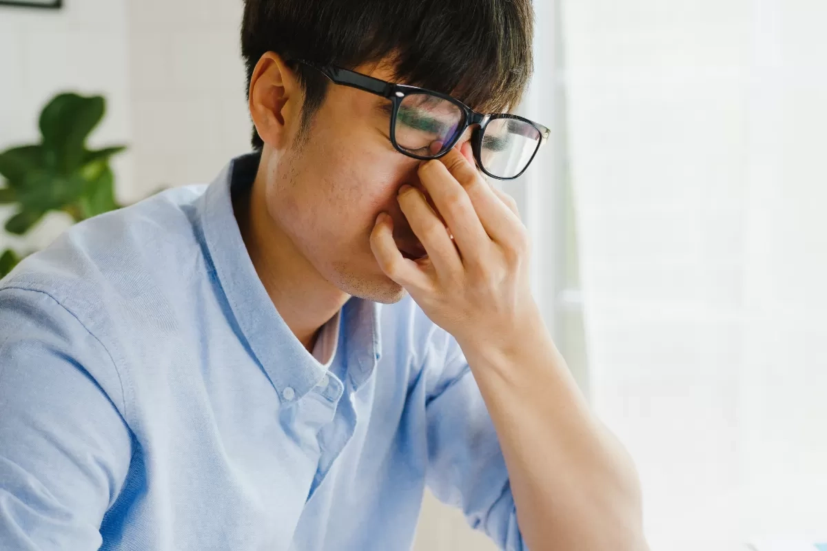 Sering Merasakan Kilatan Cahaya di Ujung Mata? Kenali Istilah Photopsia dan Penyebabnya