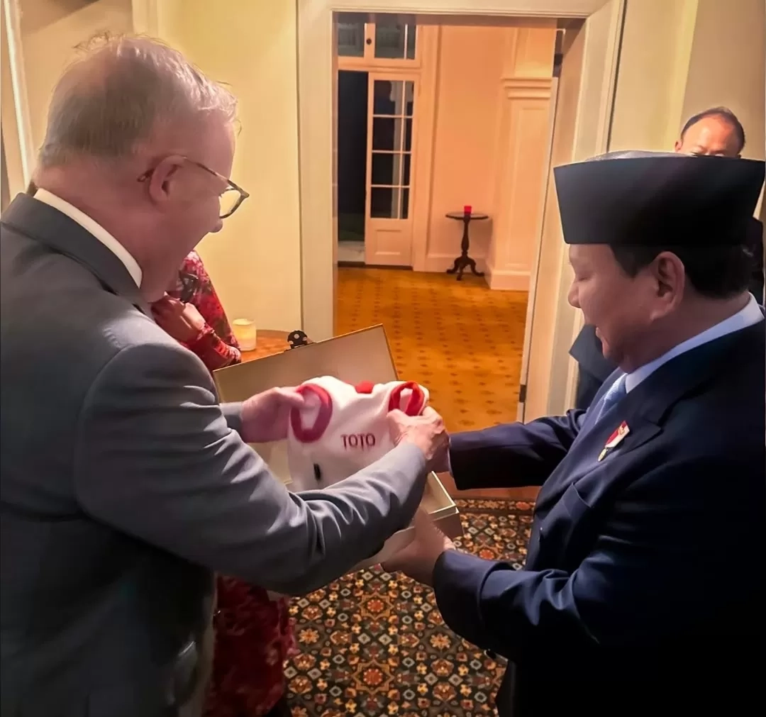 Unik! Prabowo Beri Hadiah Kaos Merah Putih untuk Toto, Anjing Kesayangan PM Albanese
